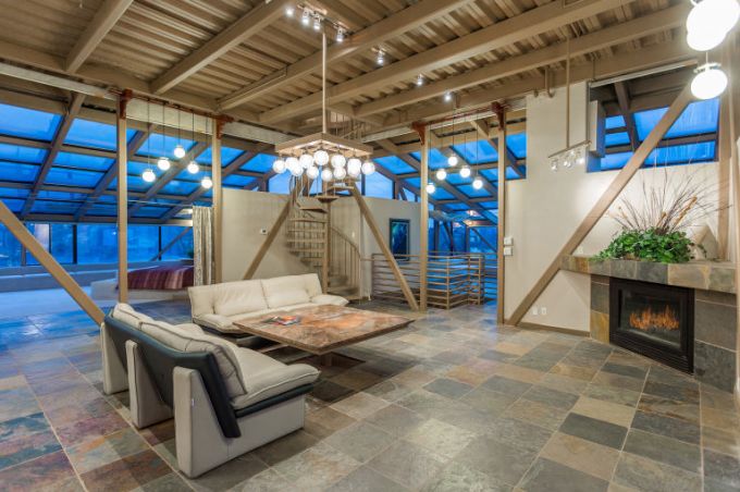 Nó được mệnh danh là căn hộ gia đình cao nhất thế giới, bên cạnh siêu biệt thự  Antilia ở Mumbai của tỷ phú doanh nhân Mukesh Ambani.