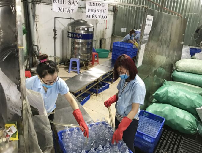 Quy trình sản xuất nước muối sinh lý rất mất an toàn. Ảnh báo Thanh Niên