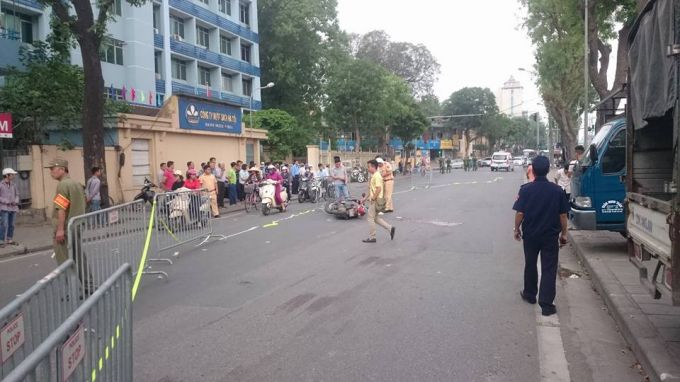 Hiện trường vụ tai nạn nam thanh niên ngã xuống đường, tử vong tại chỗ.