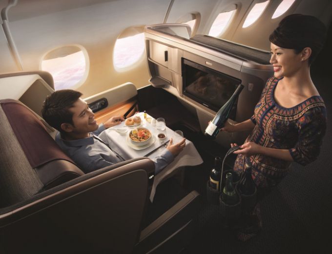 Hành khách có thể đặt bữa ăn của mình 24h trước khi máy bay cất cánh, thực đơn đa dạng, đủ cả món ăn địa phương lẫn các món quốc tế, có thể làm hài lòng cả những hành khách khó tính nhất.
