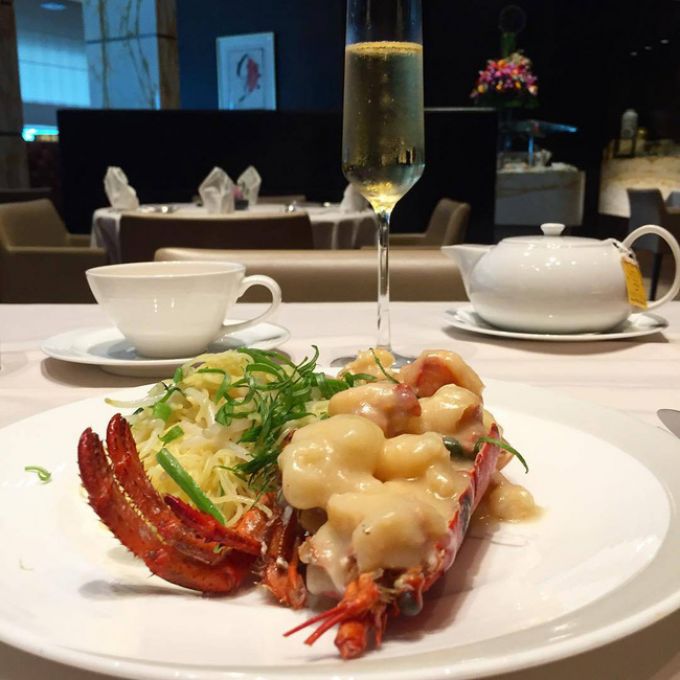 Phòng chờ VIP cũng phục vụ các món ăn nhẹ để hành khách dùng bữa trước khi lên máy bay.