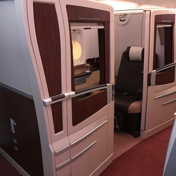Các phòng VIP có cả ghế bành da, ghế đệm dài và bàn lớn.