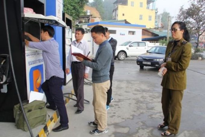 Dán tem tại 484 cửa hàng xăng, dầu ở Hà Nội nhằm chống thất thu thuế