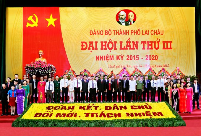 Ban Thường vụ Tỉnh ủy chụp ảnh lưu niệm với BCH Đảng bộ thành phố khóa III.