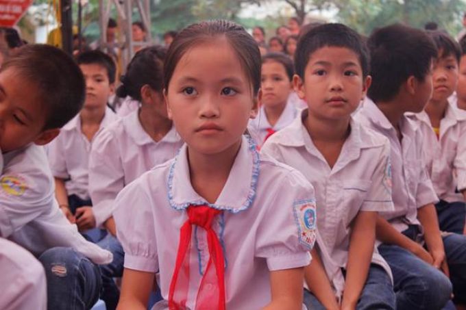 Các em nhỏ chăm chú theo dõi lễ phát động bảo vệ môi trường.