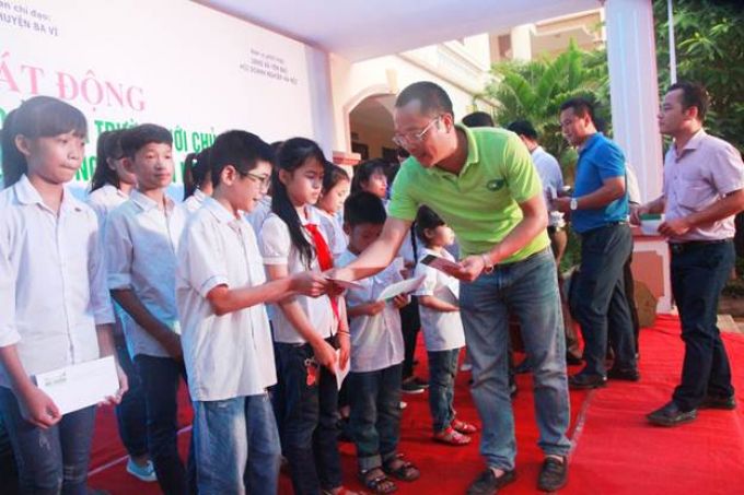 Đại diện doanh nghiệp tặng học bổng dành cho các em học sinh có thành tích học tập cao, có ý thức tham gia bảo vệ môi trường trên địa bàn.