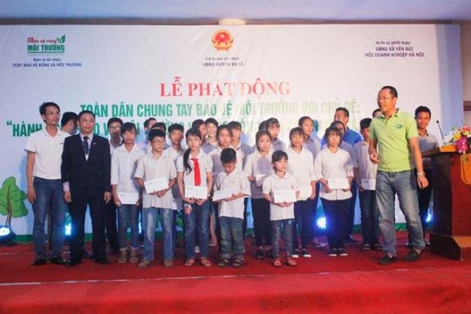 Đại diện lãnh đạo các đơn vị tổ chức trồng cây lưu niệm.