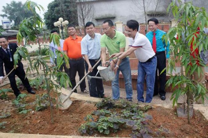 Đại diện lãnh đạo các đơn vị tổ chức trồng cây lưu niệm.
