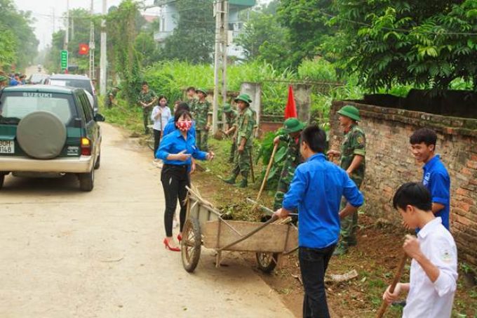 Các đoàn thể xã hội tham gia dọn dẹp vệ sinh, hưởng ứng lễ phát động vì môi trường.