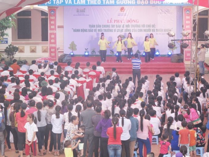 Đông đảo bà con nhân dân trên địa bàn đã đến tham dự và cùng hưởng ứng phong trào bảo vệ môi trường.