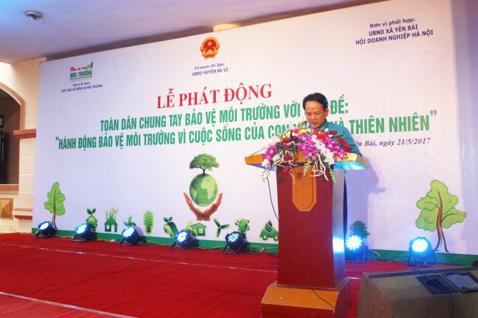 Ông Nguyễn Xuân Chiến, Phó Bí thư Đảng ủy –  Chủ tịch Ủy ban Nhân dân xã Yên Bài phát biểu khai mạc Lễ phát động Bảo vệ môi trường