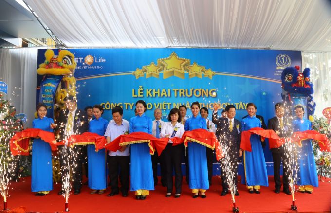 L&atilde;nh đạo Bảo Việt Nh&acirc;n Thọ v&agrave; L&atilde;nh đạo địa phương cắt băng kh&aacute;nh th&agrave;nh BVNT Sơn T&acirc;y