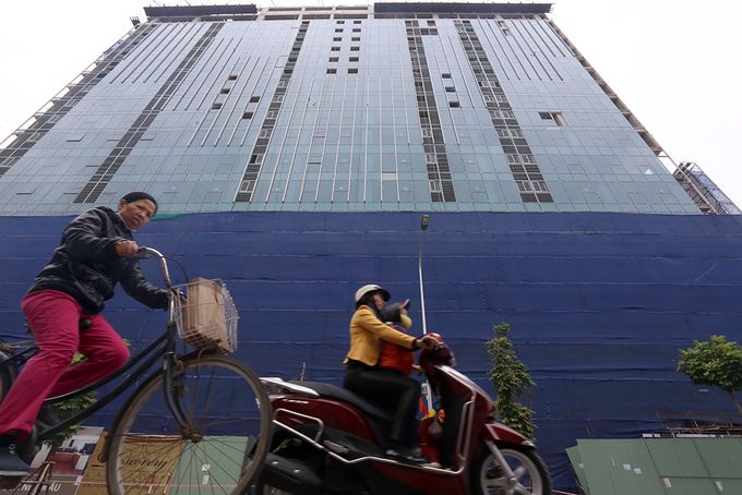 Tòa nhà 8B Lê Trực đến nay vẫn chưa tháo dỡ xong những tầng vượt phép