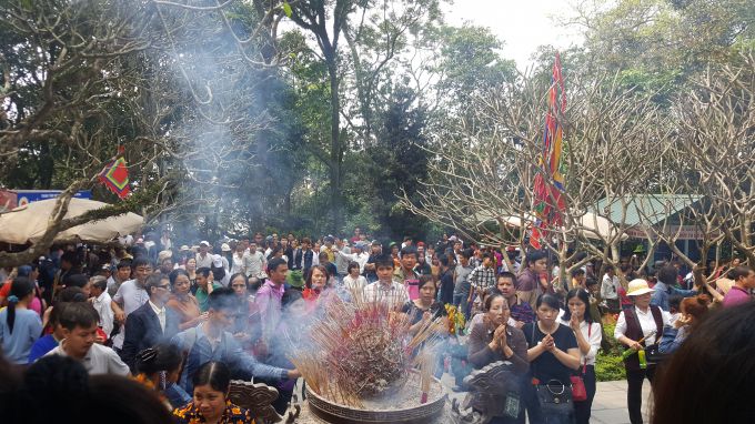 Khách thập phương dâng hương tưởng nhớ Các vua Hùng (Thương Trường)