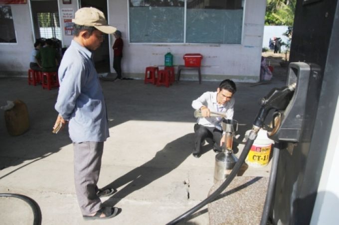 Gắn nút lạ trong trụ bơm xăng