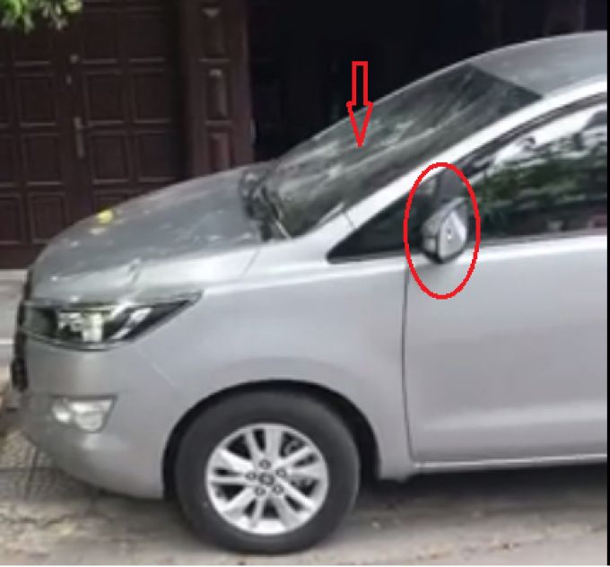 Dùng bê tông đập vỡ kính xe, hai gương chiếu hậu vì bức xúc