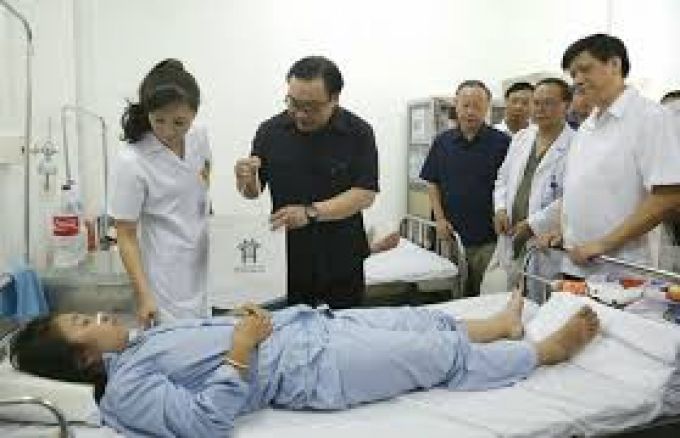 B&iacute; thư Th&agrave;nh ủy Ho&agrave;ng Trung Hải kiểm tra tại bệnh viện Thanh Nh&agrave;n.