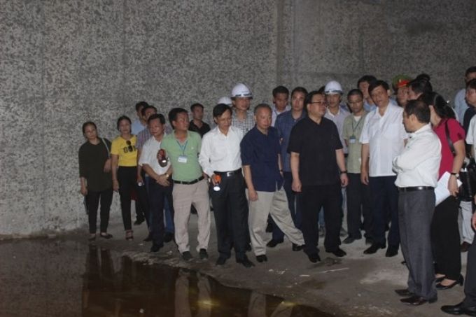 B&iacute; thư Th&agrave;nh ủy Ho&agrave;ng Trung Hải kiểm tra c&ocirc;ng t&aacute;c ph&ograve;ng chống dịch sốt xuất huyết tại phường Thịnh Liệt, quận Ho&agrave;ng Mai.