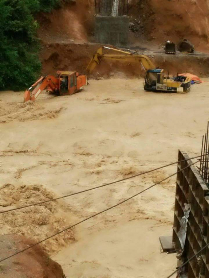 Nước lũ l&ecirc;n cao tại huyện Lang Ch&aacute;nh (ảnh phapluatplus)