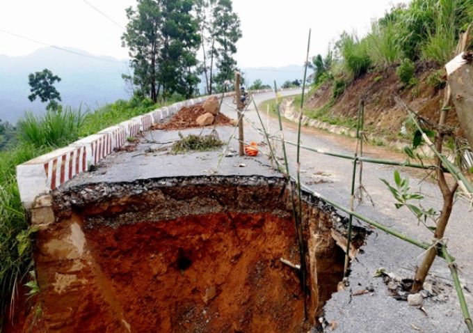 Lộ hố tử thần sâu hoắm trên quốc lộ sau mưa lũ