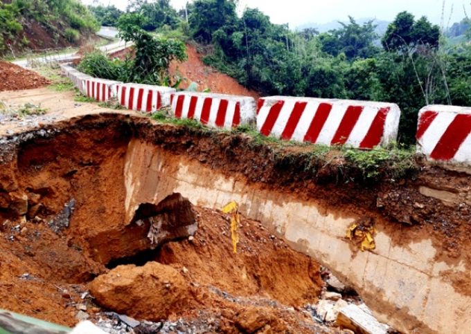 lo ho tu than sau hoam tren quoc lo sau mua lu hinh anh 2