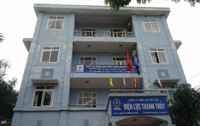 Treo băng rôn hưởng ứng tháng ATVSLĐ lần thứ nhất năm 2017 tại Điện lực Thanh Thủy