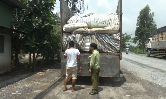 các bao đường được ngụy trang sau các bao phế liệu 