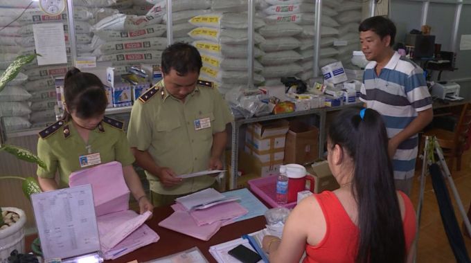 kiểm tra hóa đơn chứng từ tại cửa hàng bán vật tư nông nghiệp 