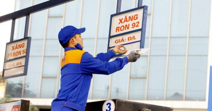 Tiếp tục điều khiển tăng giá xăng