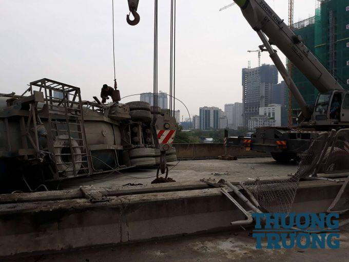 h&agrave;ng r&agrave;o ngăn c&aacute;ch bị đ&egrave; bẹp