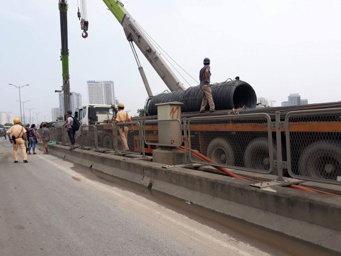 Do xe tải chỏ th&eacute;p hư hỏng đỗ tr&aacute;i chiều ko chuyển hướng đươc