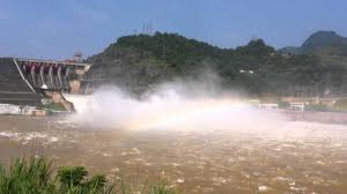 Hồ Hòa Bình mở cửa xả đáy thứ 8 để đảm bảo an toàn