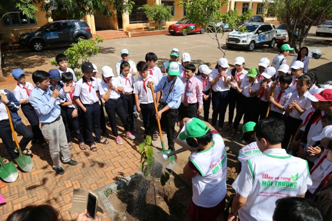 Ban tổ chức c&ugrave;ng thầy c&ocirc; v&agrave; c&aacute;c em học sinh trồng c&acirc;y xanh ph&aacute;t động phong tr&agrave;o chung tay bảo vệ m&ocirc;i trường tại trường THCS B&igrave;nh Ch&acirc;u, x&atilde; B&igrave;nh Ch&acirc;u, huyện Xuy&ecirc;n Mộc, tỉnh B&agrave; Rịa &ndash; Vũng T&agrave;u.
