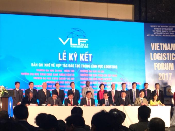 Diễn biến của 1 trong 5 lễ k&iacute; kết hợp t&aacute;c chiến lược trong diễn đ&agrave;n