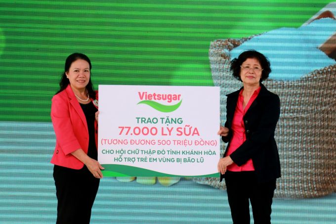 B&agrave; Nguyễn Thị Thanh H&ograve;a &ndash; Chủ tịch Hội đồng quản trị C&ocirc;ng ty cổ phần đường Việt Nam, Gi&aacute;m đốc Điều h&agrave;nh C&ocirc;ng ty cổ phần Sữa Việt Nam trao bảng tượng trưng m&oacute;n qu&agrave; 77,000 ly sữa Vinamilk &ndash; tương đương 500 triệu đồng cho b&agrave; Nguyễn Thị Xu&acirc;n Thu &ndash; Chủ tịch Trung ương Hội Chữ thập đỏ Việt Nam để hỗ trợ dinh dưỡng cho trẻ em c&aacute;c v&ugrave;ng bị ảnh hưởng b&atilde;o lũ của tỉnh Kh&aacute;nh H&ograve;a.  