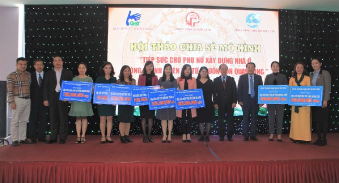 &Ocirc;ng Phan Diễn trao bảng t&agrave;i trợ của Quỹ cho Hội phụ nữ 8 tỉnh Thanh H&oacute;a, Nghệ An, H&agrave; Tĩnh, Quảng B&igrave;nh, Quảng Trị, Thừa Thi&ecirc;n Huế, Quảng Nam, Đ&agrave; Nẵng