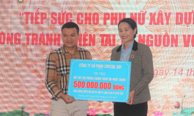 &Ocirc;ng Trần Việt Dũng đại diện C&ocirc;ng ty Cổ phần Crystal Bay trao bảng t&agrave;i trợ tượng trưng cho Quỹ miền Trung