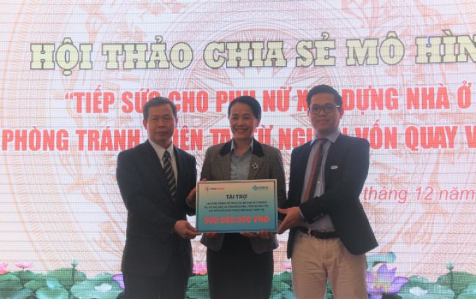 &Ocirc;ng Nguyễn Quốc Long - Chủ tịch C&ocirc;ng đo&agrave;n C&ocirc;ng ty Cổ phần Tư vấn X&acirc;y dựng Điện 2 v&agrave; &ocirc;ng Vũ Tam B&aacute;ch đại diện cho Tập đo&agrave;n Th&aacute;i B&igrave;nh Dương trao bảng t&agrave;i trợ cho Quỹ Miền Trung 