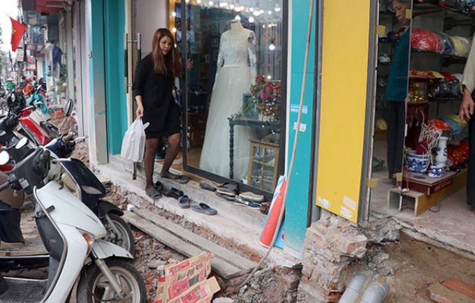 Tình hình kinh doanh, buôn bán của các cửa hàng trên những tuyến phố lớn gặp khó khăn nhất định khi vỉa hè đang bị cảnh phá dỡ, cắt gọt