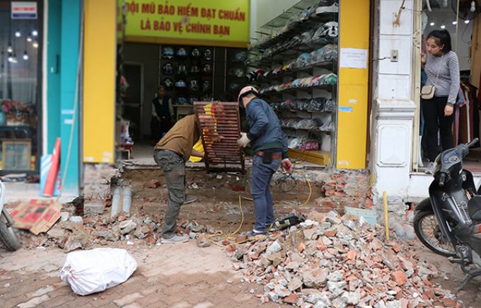 Sau khi bậc tam cấp bị phá dỡ, người dân tự thiết kế các bậc thang bằng thép để đưa phương tiện vào nhà