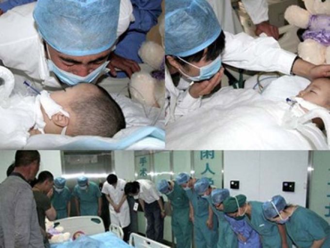 Cha mẹ của Xiwang hôn lên trán vĩnh biệt con trước khi các bác sĩ thực hiện ca mổ.