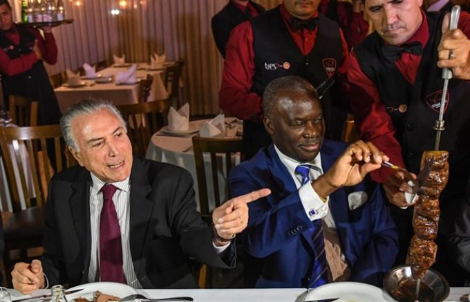 Trong một nỗ lực trấn an các nhà nhập khẩu, Tổng thống Brazil Michel Temer đã mời các nhà ngoại giao nước ngoài dùng bữa tối tại một nhà hàng truyền thống, và đích thân ăn món thịt nướng để chứng minh mức độ an toàn.