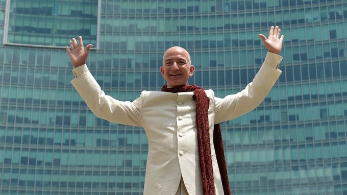 Tỷ phú Jeff Bezos - CEO Amazon có thể vượt Bill Gates