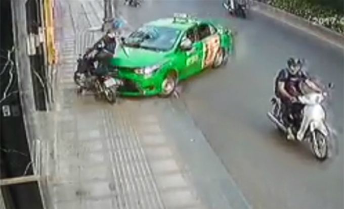 Tài xế taxi Mai Linh lao xe ngăn chặn tên cướp bỏ trốn