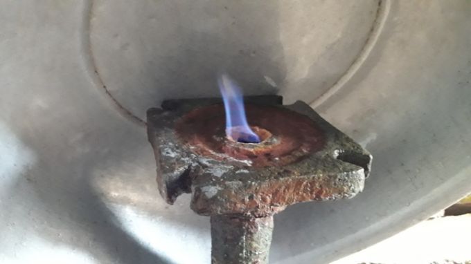 Ngọn lửa cháy từ giếng có màu xanh.