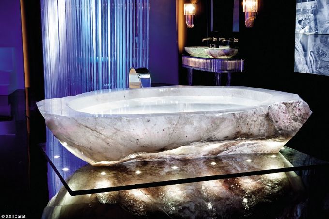 Chiếc bồn tắm được làm bằng khối pha lê 10 tấn 