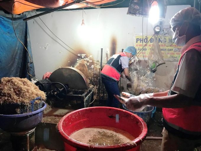 Thùng nước pha hàn the và chất tẩy trắng bắp chuối.