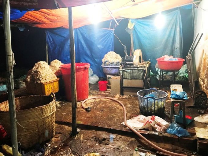 Khu vực chế biến ẩm thấp, không đảm bảo vệ sinh.