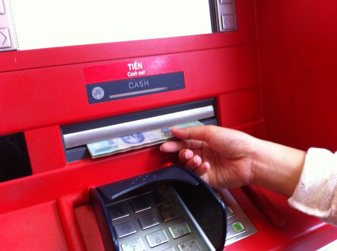 Thẻ ATM ở Hà Nội, tiền bị rút sạch ở TP.HCM