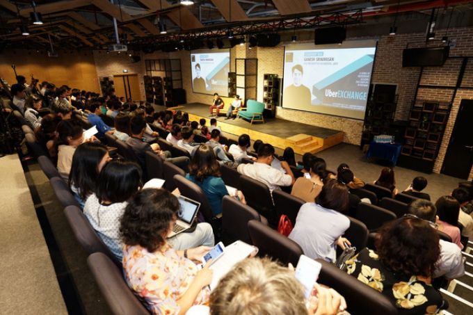 Ông Ganesh chia sẻ kinh nghiệm khởi nghiệp của mình với cộng đồng startup tại buổi hội thảo về chủ đề Khởi Nghiệp Trong Ngành Công Nghệ - Đam Mê Và Thách Thức trong khuôn khổ của chương trình #UberEXCHANGE - Khởi nghiệp thông minh.